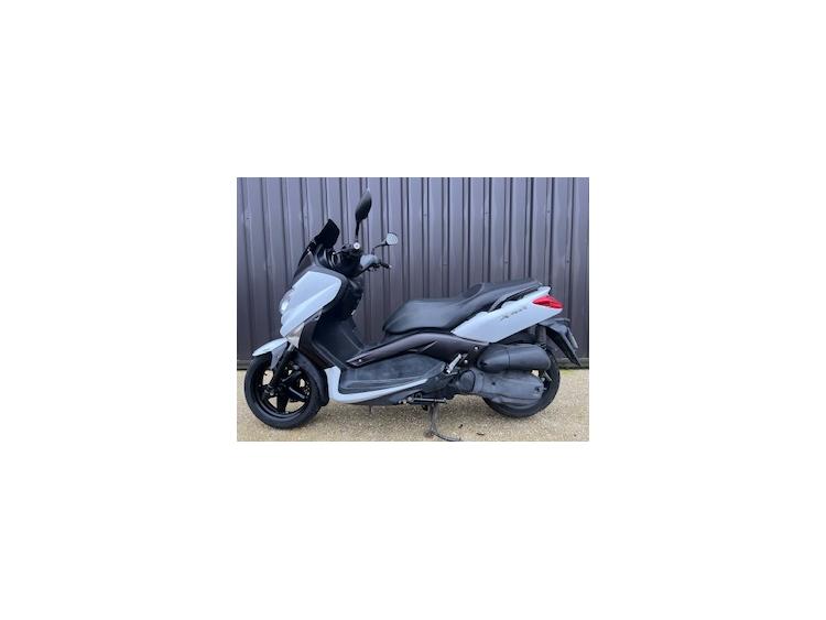 YAMAHA XMAX 125
